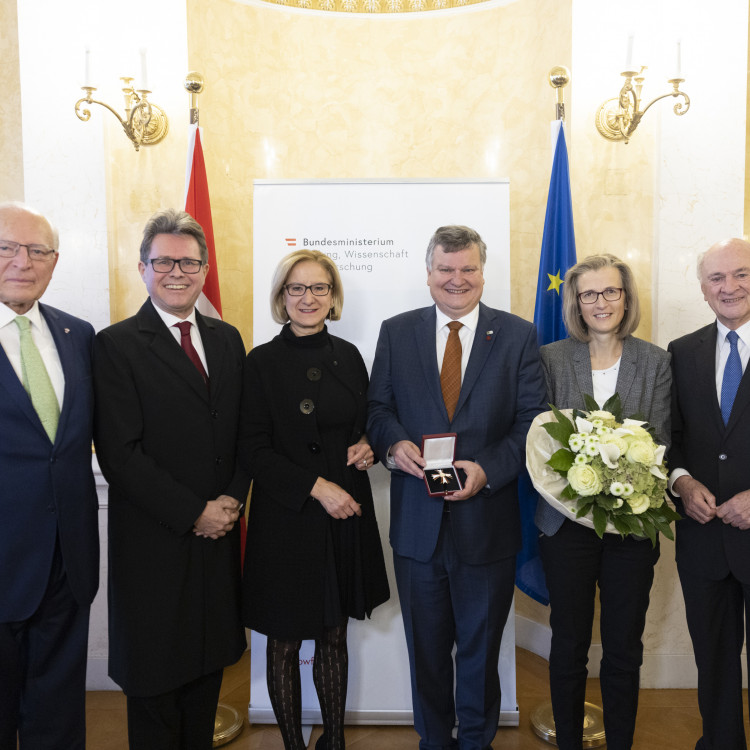 Vorschau Ehrenkreuz für Wissenschaft und Kunst I. Klasse an ISTA-Präsident Thomas Henzinger