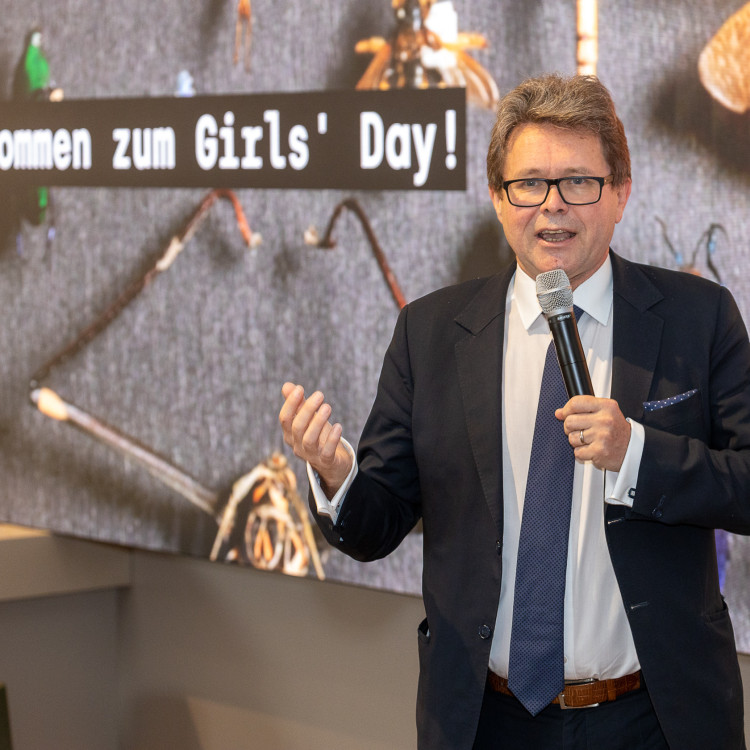 Girls' Day im Zeichen von Wissenschaft und Forschung: Bildungsminister begleitet Schülerinnen ins Naturhistorische Museum - Bild Nr. 12197