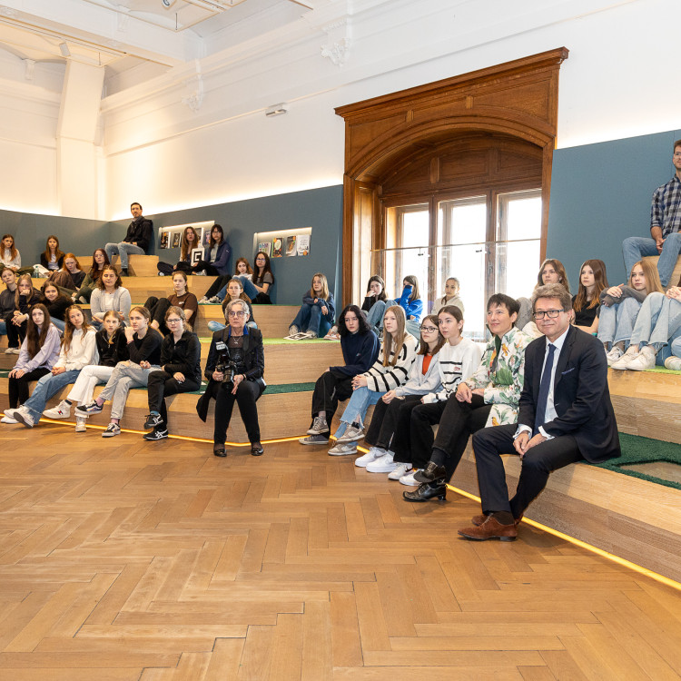 Girls' Day im Zeichen von Wissenschaft und Forschung: Bildungsminister begleitet Schülerinnen ins Naturhistorische Museum - Bild Nr. 12207