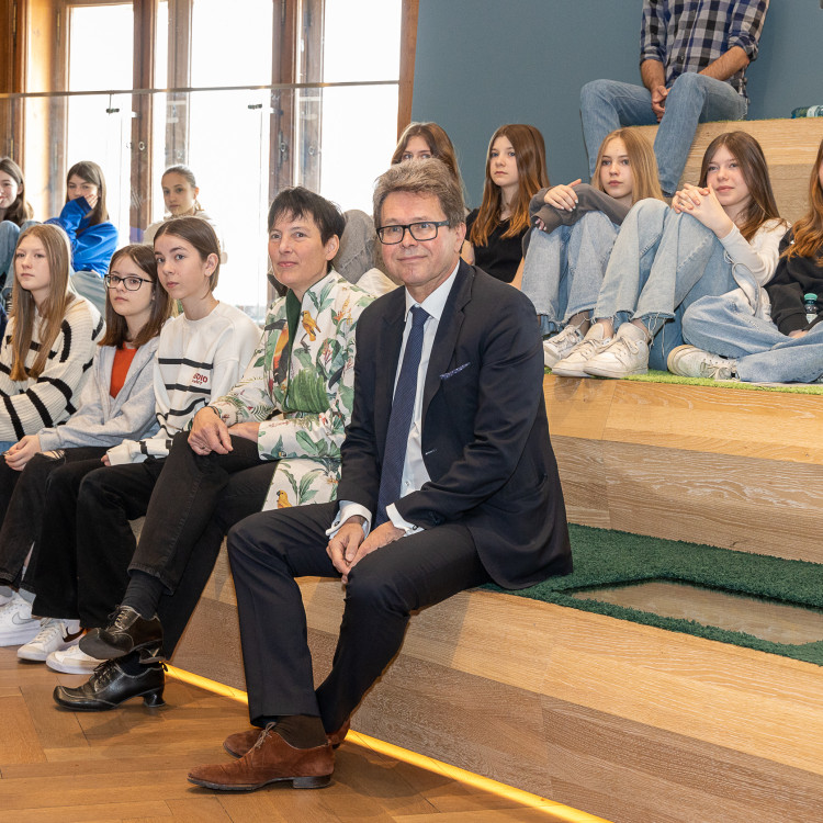 Girls' Day im Zeichen von Wissenschaft und Forschung: Bildungsminister begleitet Schülerinnen ins Naturhistorische Museum - Bild Nr. 12208