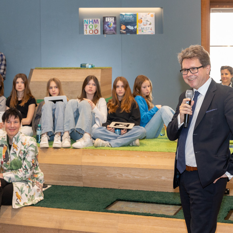 Girls' Day im Zeichen von Wissenschaft und Forschung: Bildungsminister begleitet Schülerinnen ins Naturhistorische Museum - Bild Nr. 12212