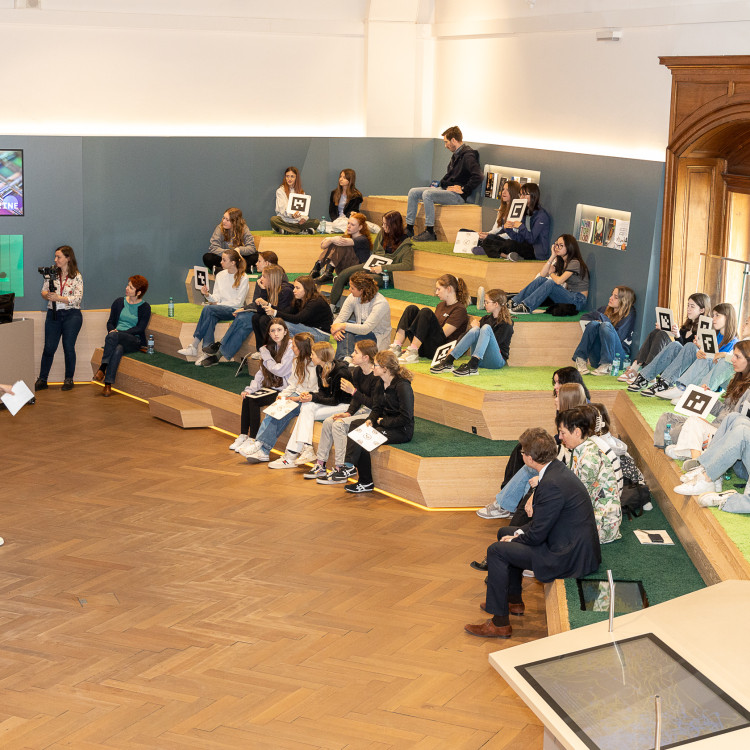 Girls' Day im Zeichen von Wissenschaft und Forschung: Bildungsminister begleitet Schülerinnen ins Naturhistorische Museum - Bild Nr. 12216