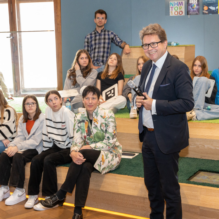 Girls' Day im Zeichen von Wissenschaft und Forschung: Bildungsminister begleitet Schülerinnen ins Naturhistorische Museum - Bild Nr. 12217