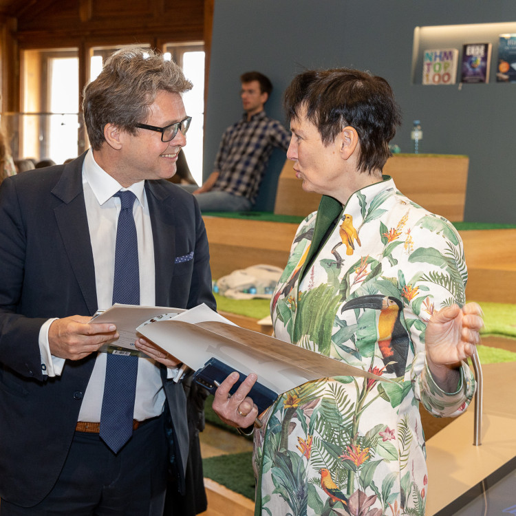 Girls' Day im Zeichen von Wissenschaft und Forschung: Bildungsminister begleitet Schülerinnen ins Naturhistorische Museum - Bild Nr. 12236