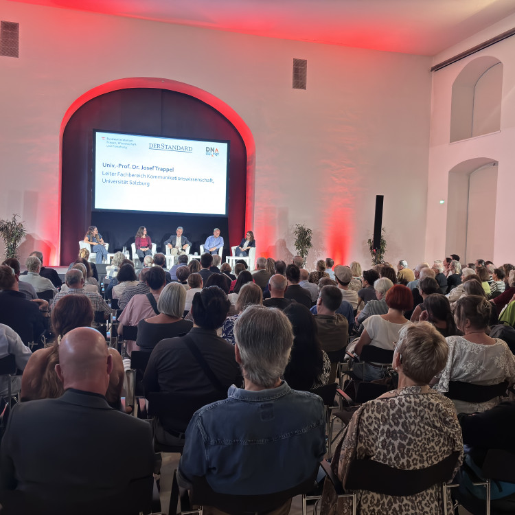 Vorschau Science Talk >  Fakten, Filter, Follower: Was sagt die Wissenschaft zur Entwicklung im Journalismus? am 8. September 2025