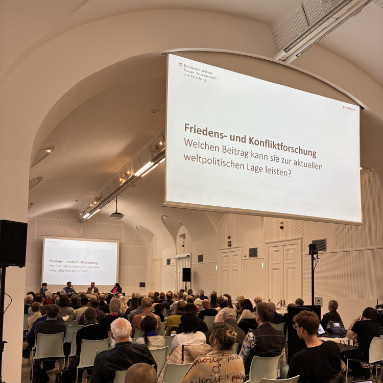 Science Talk > Friedens- und Konfliktforschung Welcehn Beitrag kann sie zur aktuellen weltpolitischen Lage leisten? - Bild Nr. 16627