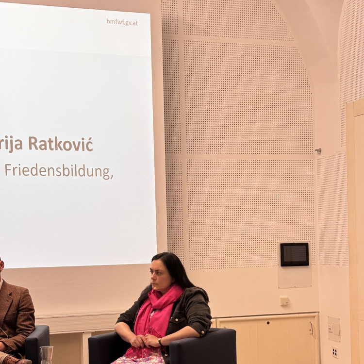 Science Talk > Friedens- und Konfliktforschung Welcehn Beitrag kann sie zur aktuellen weltpolitischen Lage leisten? - Bild Nr. 16628