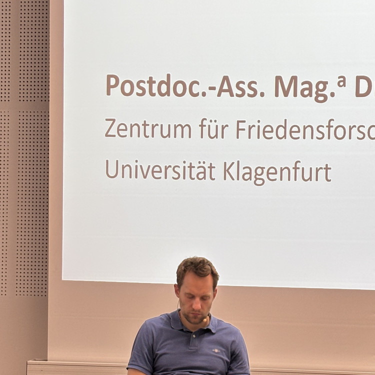 Science Talk > Friedens- und Konfliktforschung Welcehn Beitrag kann sie zur aktuellen weltpolitischen Lage leisten? - Bild Nr. 16629