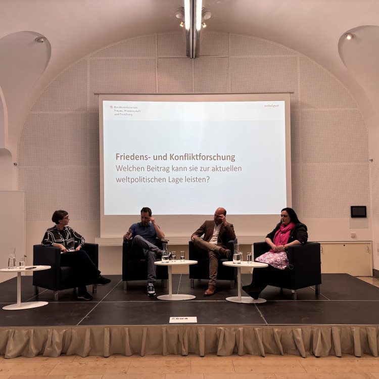 Science Talk > Friedens- und Konfliktforschung Welcehn Beitrag kann sie zur aktuellen weltpolitischen Lage leisten? - Bild Nr. 16632