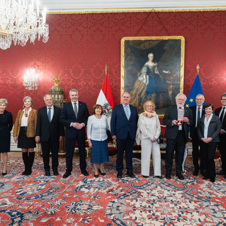 Verleihung des Großen Silbernen Ehrenzeichens mit dem Stern für die Verdienste um die Republik Österreich an Anton Zeilinger - Bild Nr. 11732