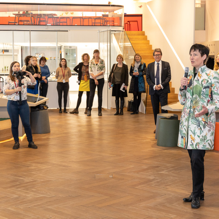 Girls' Day im Zeichen von Wissenschaft und Forschung: Bildungsminister begleitet Schülerinnen ins Naturhistorische Museum - Bild Nr. 12191