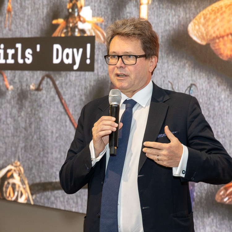 Girls' Day im Zeichen von Wissenschaft und Forschung: Bildungsminister begleitet Schülerinnen ins Naturhistorische Museum - Bild Nr. 12196