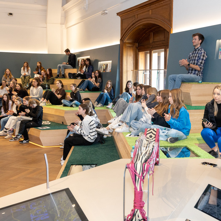 Girls' Day im Zeichen von Wissenschaft und Forschung: Bildungsminister begleitet Schülerinnen ins Naturhistorische Museum - Bild Nr. 12201