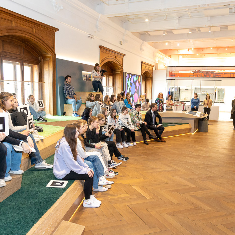 Girls' Day im Zeichen von Wissenschaft und Forschung: Bildungsminister begleitet Schülerinnen ins Naturhistorische Museum - Bild Nr. 12210