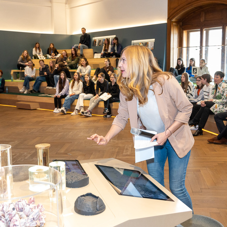 Girls' Day im Zeichen von Wissenschaft und Forschung: Bildungsminister begleitet Schülerinnen ins Naturhistorische Museum - Bild Nr. 12215