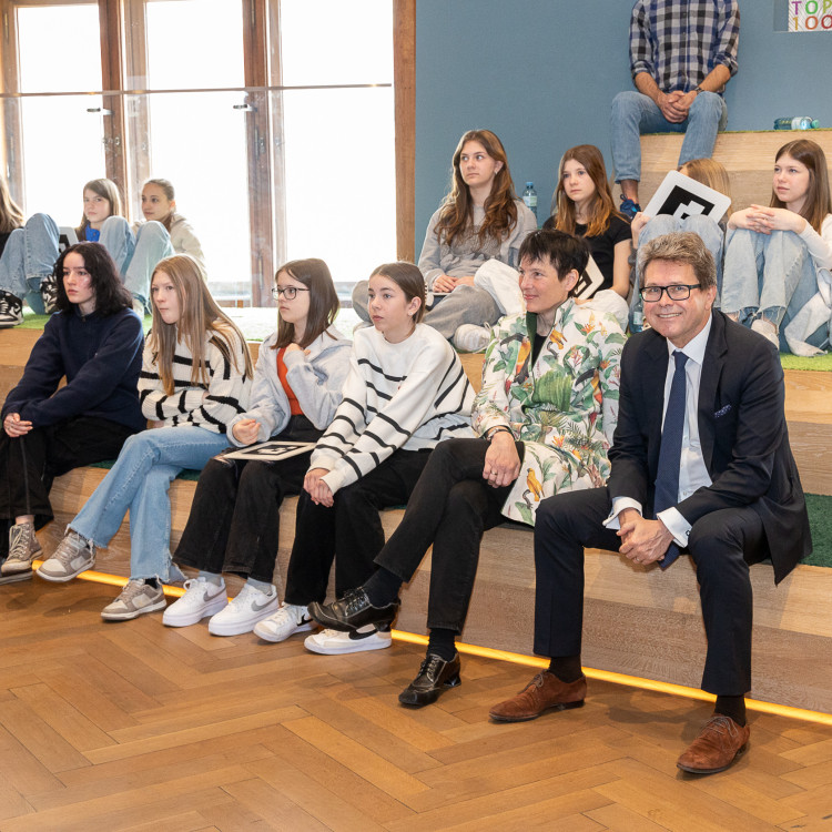 Girls' Day im Zeichen von Wissenschaft und Forschung: Bildungsminister begleitet Schülerinnen ins Naturhistorische Museum - Bild Nr. 12225