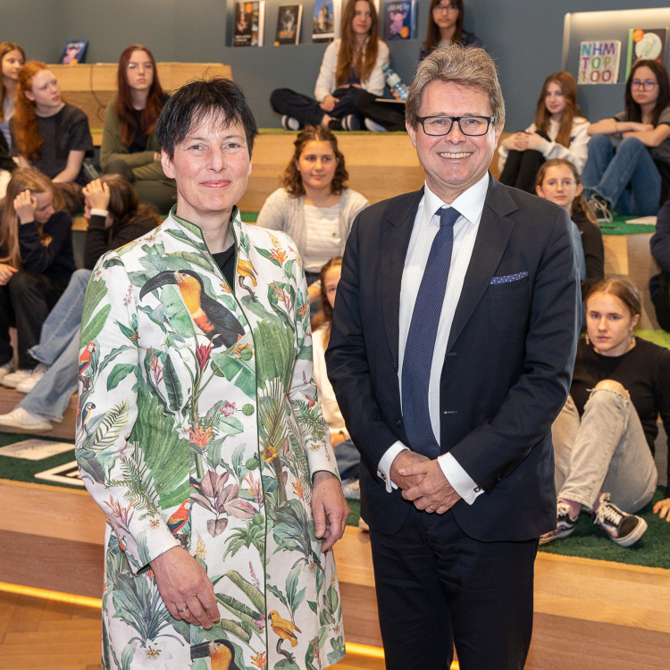 Girls' Day im Zeichen von Wissenschaft und Forschung: Bildungsminister begleitet Schülerinnen ins Naturhistorische Museum - Bild Nr. 12231