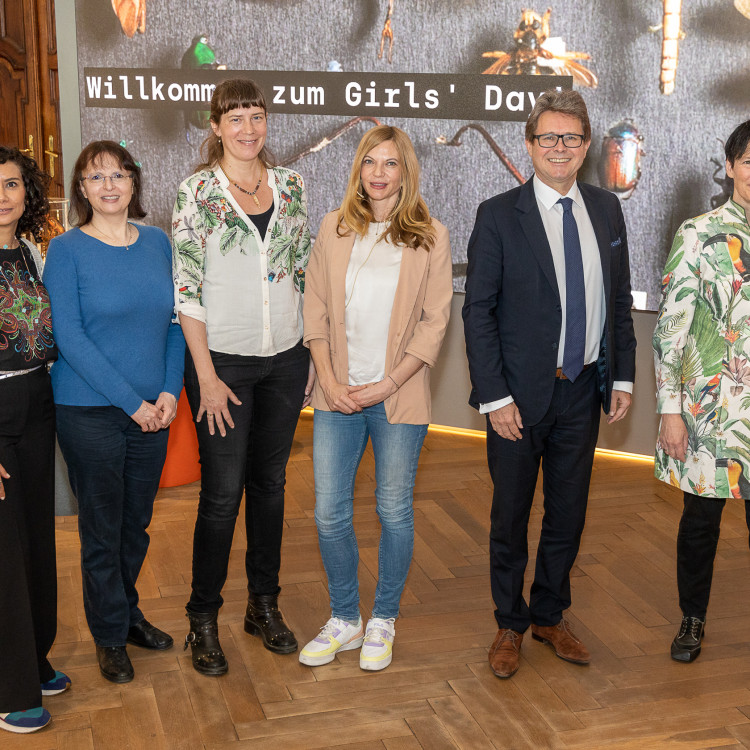 Girls' Day im Zeichen von Wissenschaft und Forschung: Bildungsminister begleitet Schülerinnen ins Naturhistorische Museum - Bild Nr. 12232