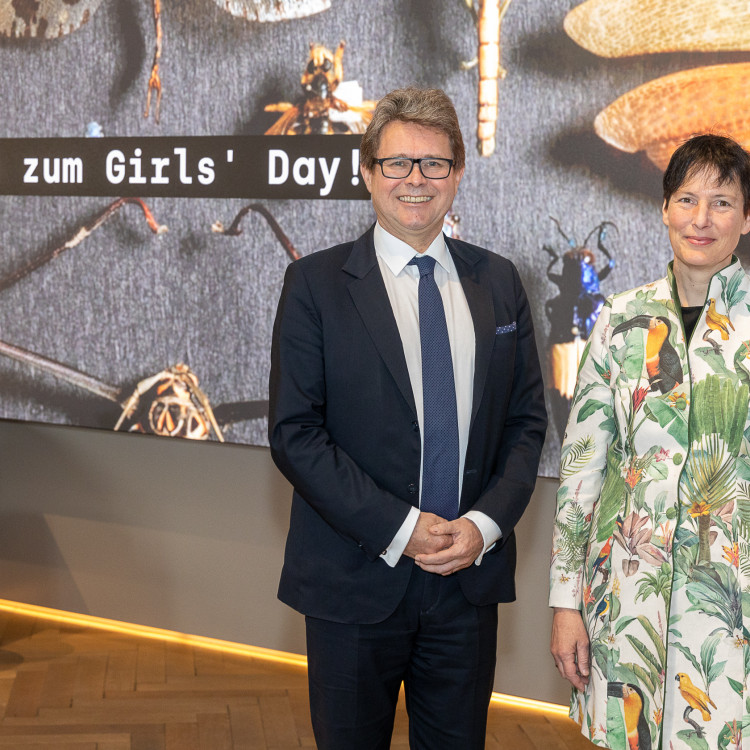 Girls' Day im Zeichen von Wissenschaft und Forschung: Bildungsminister begleitet Schülerinnen ins Naturhistorische Museum - Bild Nr. 12233