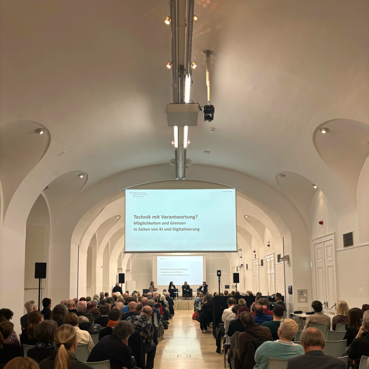 Science Talk > Technik mit Verantwortung? Möglichkeiten und Grenzen in Zeiten von KI und Digitalisierung - Bild Nr. 16508