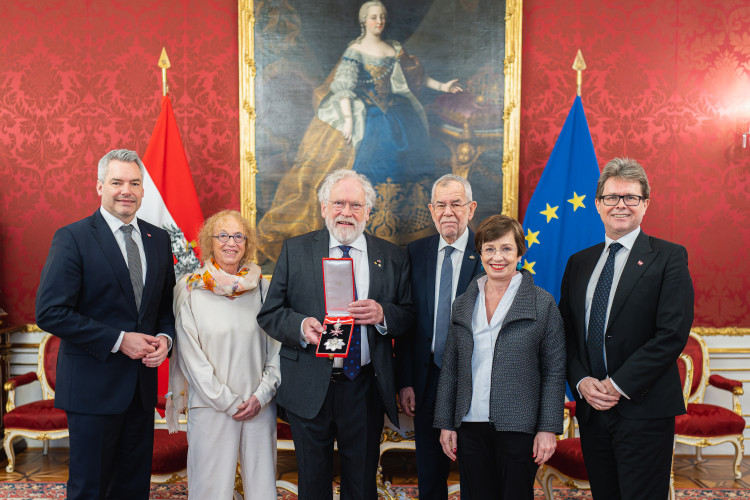 Verleihung des Großen Silbernen Ehrenzeichens mit dem Stern für die Verdienste um die Republik Österreich an Anton Zeilinger - Bild Nr. 11725 - Vorschau