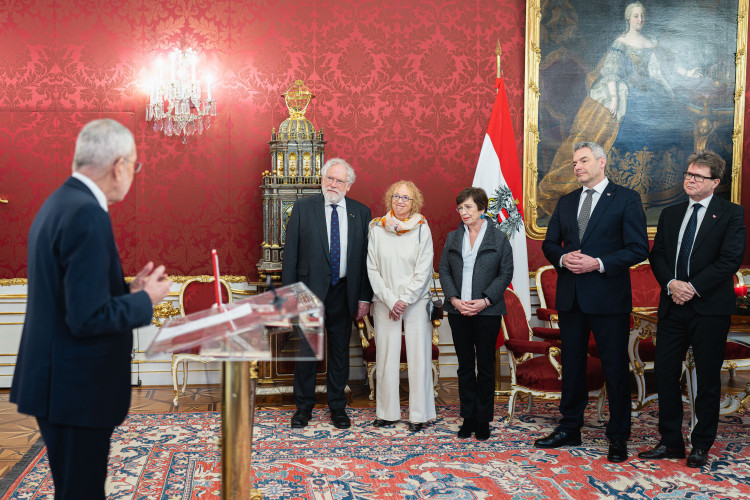 Verleihung des Großen Silbernen Ehrenzeichens mit dem Stern für die Verdienste um die Republik Österreich an Anton Zeilinger - Bild Nr. 11727 - Vorschau