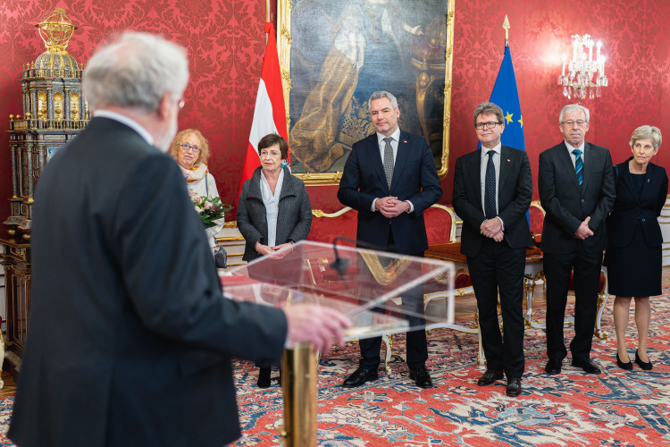 Verleihung des Großen Silbernen Ehrenzeichens mit dem Stern für die Verdienste um die Republik Österreich an Anton Zeilinger - Bild Nr. 11728 - Vorschau