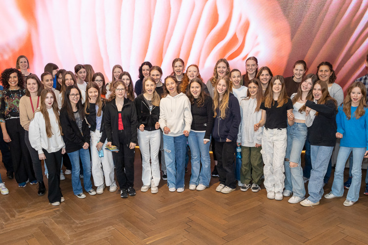 Girls' Day im Zeichen von Wissenschaft und Forschung: Bildungsminister begleitet Schülerinnen ins Naturhistorische Museum