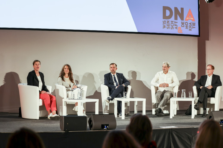 Science Talk > Was ist die Kunst der Politik? Herausforderungen durch Desinformation und Fake News am 9. September 2024 - Bild Nr. 13931 - Vorschau