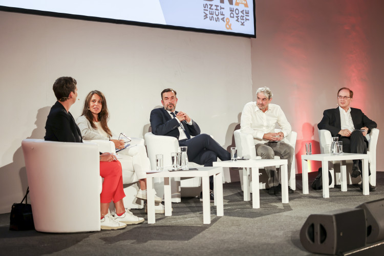 Science Talk > Was ist die Kunst der Politik? Herausforderungen durch Desinformation und Fake News am 9. September 2024