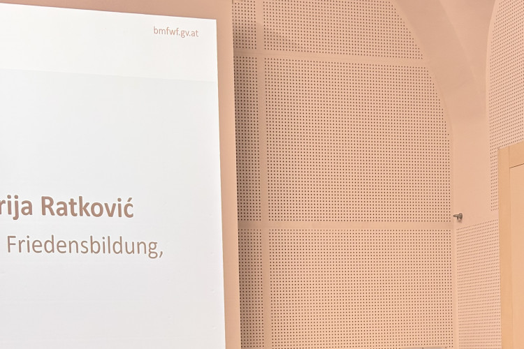 Science Talk > Friedens- und Konfliktforschung Welcehn Beitrag kann sie zur aktuellen weltpolitischen Lage leisten? - Bild Nr. 16628 - Vorschau