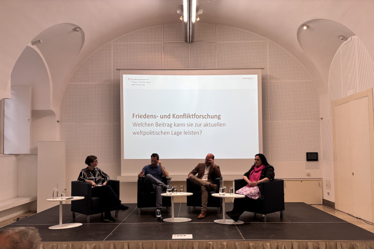 Science Talk > Friedens- und Konfliktforschung Welcehn Beitrag kann sie zur aktuellen weltpolitischen Lage leisten?
